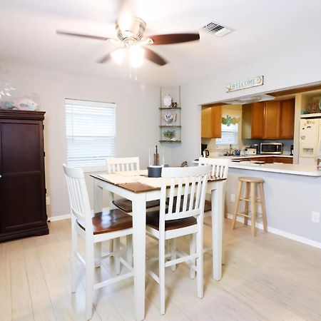 Sunny Daze Walk To Beach 2 Decks Pet Friendly Has A Mini Bar غالفيستون، تكساس المظهر الخارجي الصورة