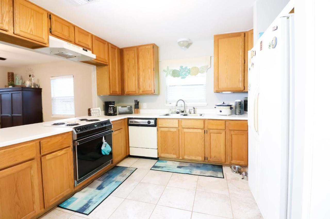 Sunny Daze Walk To Beach 2 Decks Pet Friendly Has A Mini Bar غالفيستون، تكساس المظهر الخارجي الصورة
