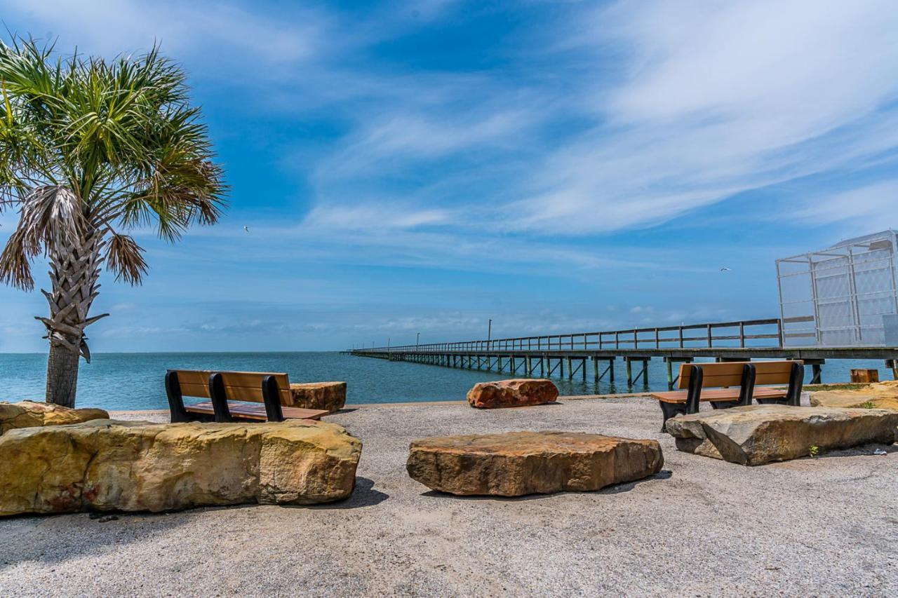 Sunny Daze Walk To Beach 2 Decks Pet Friendly Has A Mini Bar غالفيستون، تكساس المظهر الخارجي الصورة