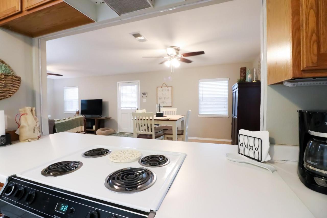 Sunny Daze Walk To Beach 2 Decks Pet Friendly Has A Mini Bar غالفيستون، تكساس المظهر الخارجي الصورة